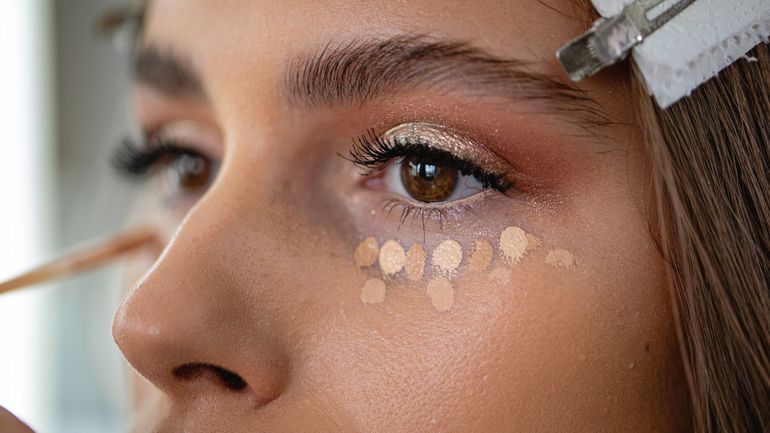 Comment éviter de bronzer au niveau des cernes 