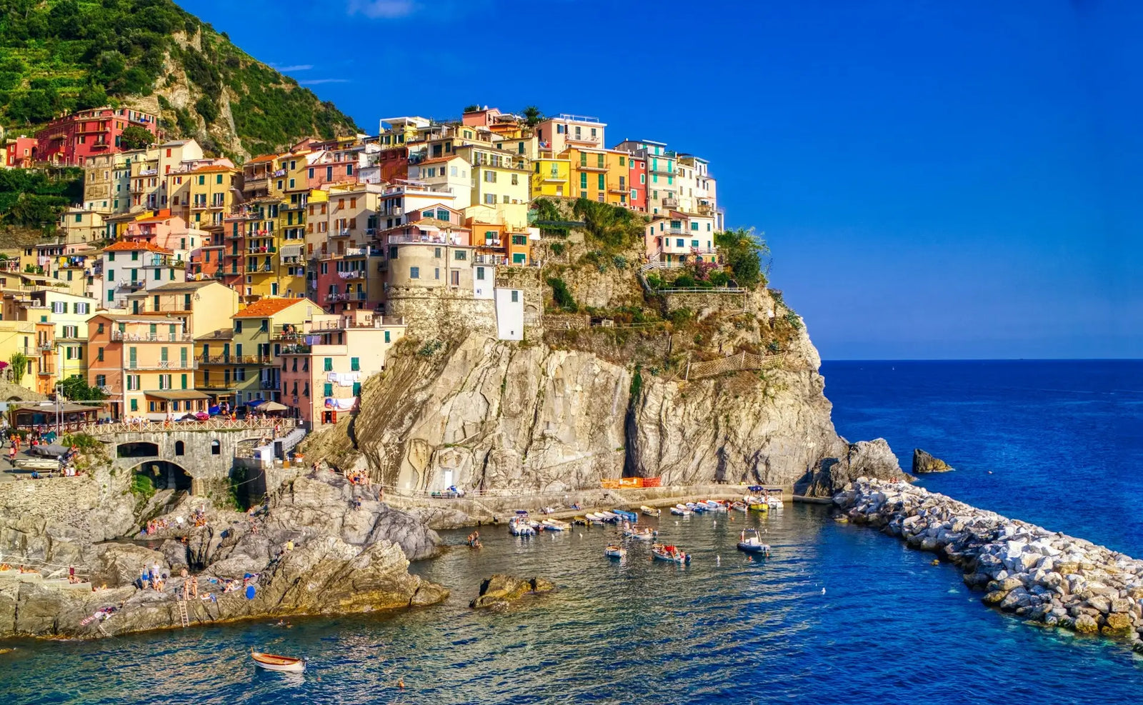 Pourquoi découvrir les Cinque Terre depuis la mer change complètement la visite