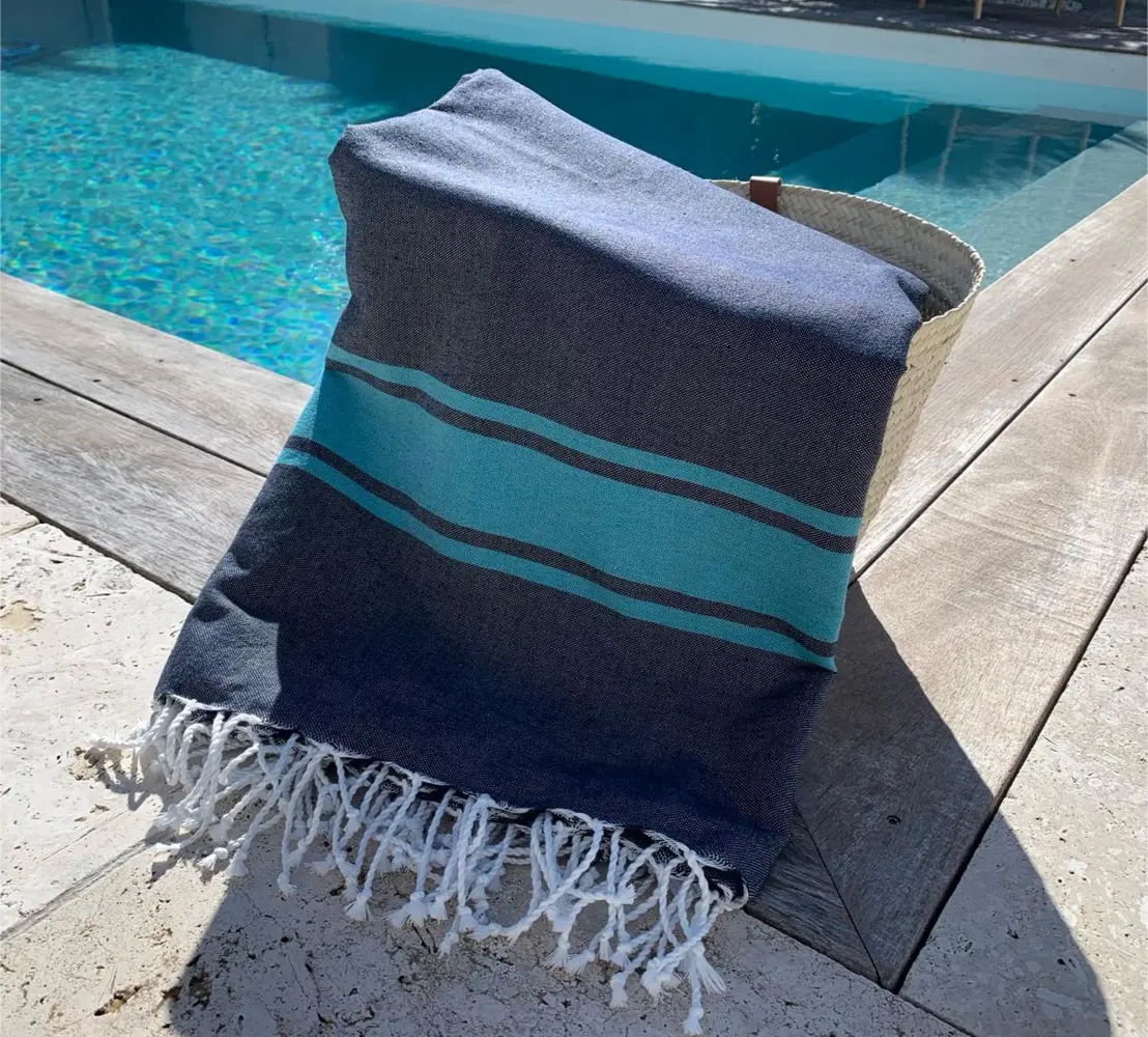 Pourquoi la fouta est devenue l’accessoire incontournable des vacances à la mer